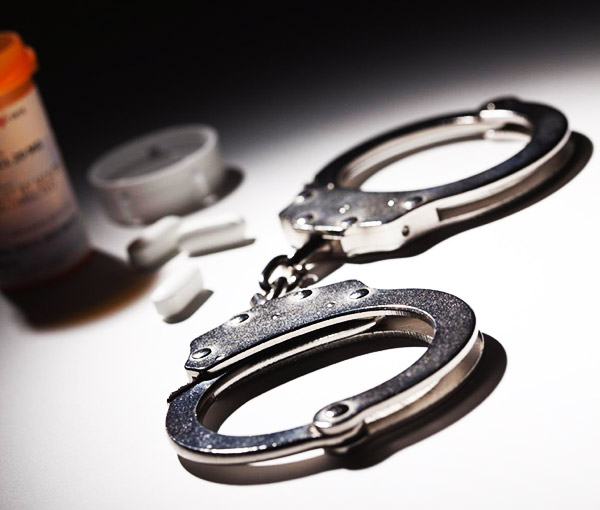 Задержали с наркотиками, возбудили уголовное дело по хранению или сбыту, что делать? Задержали с наркотиками, возбудили уголовное дело по хранению или сбыту, что делать?